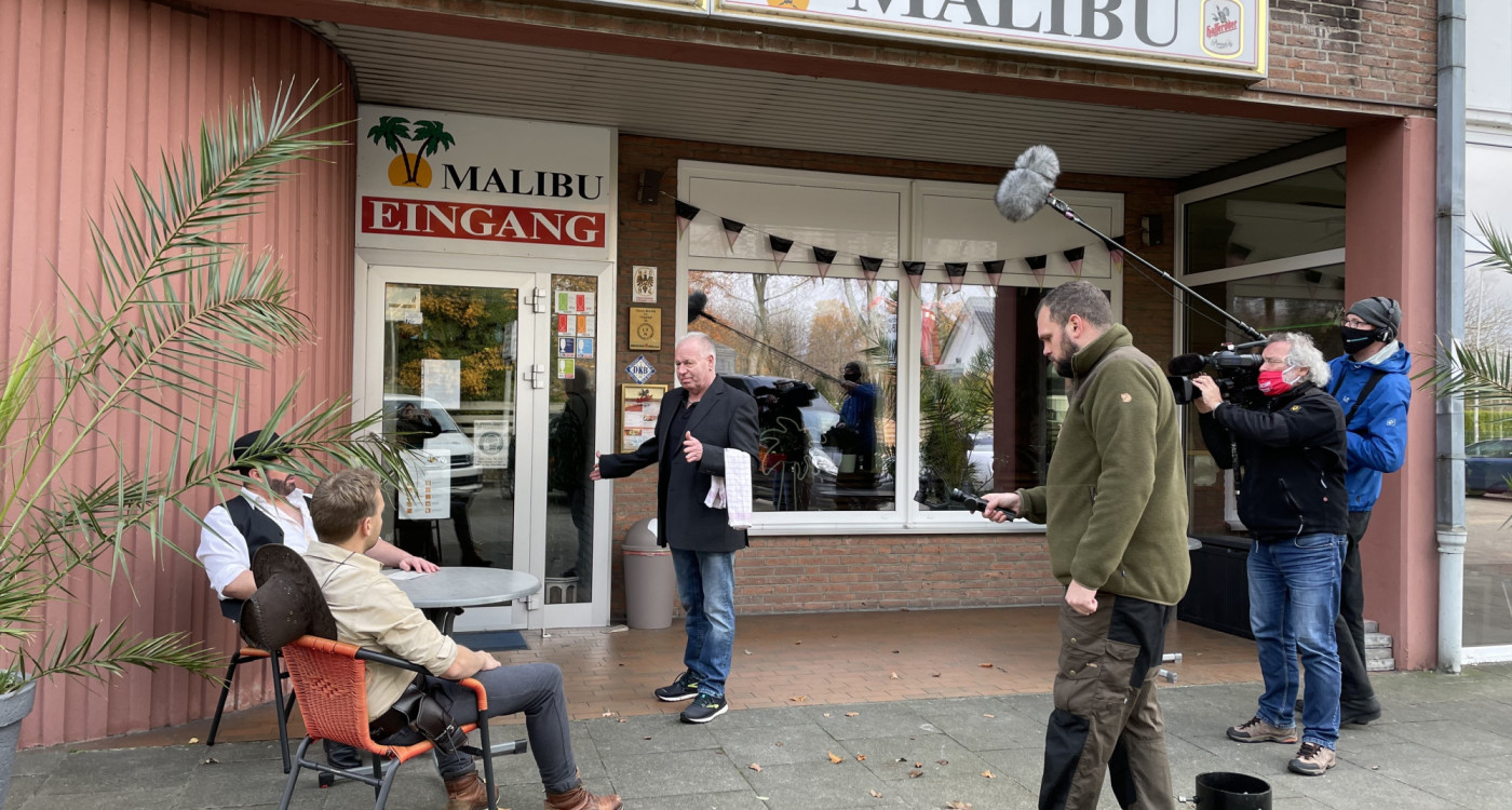 Crazy hoch zehn! Thommy Hepe und seine Malibu-Lieferhelden sind im NDR zu sehen