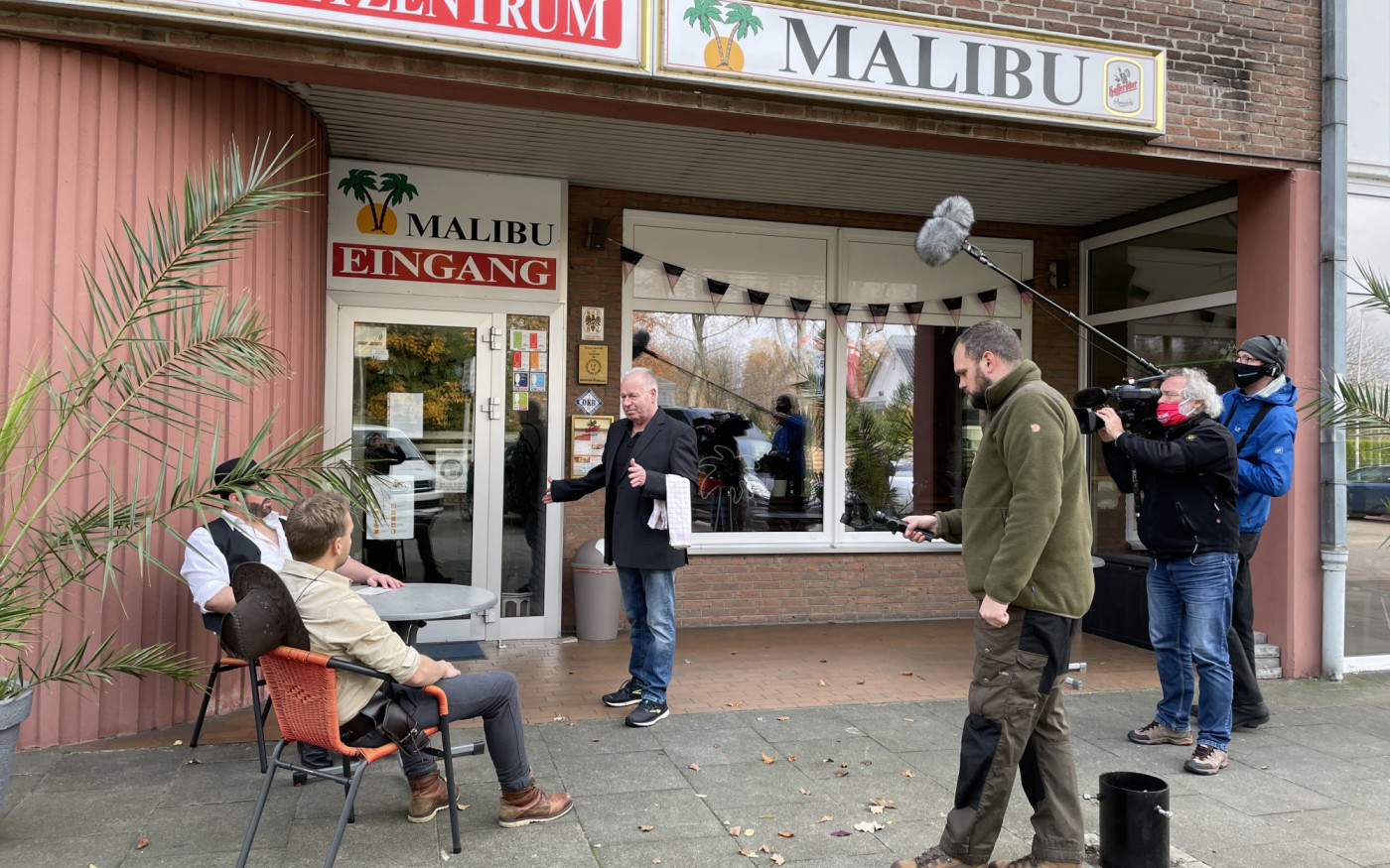 Crazy hoch zehn! Thommy Hepe und seine Malibu-Lieferhelden sind im NDR zu sehen