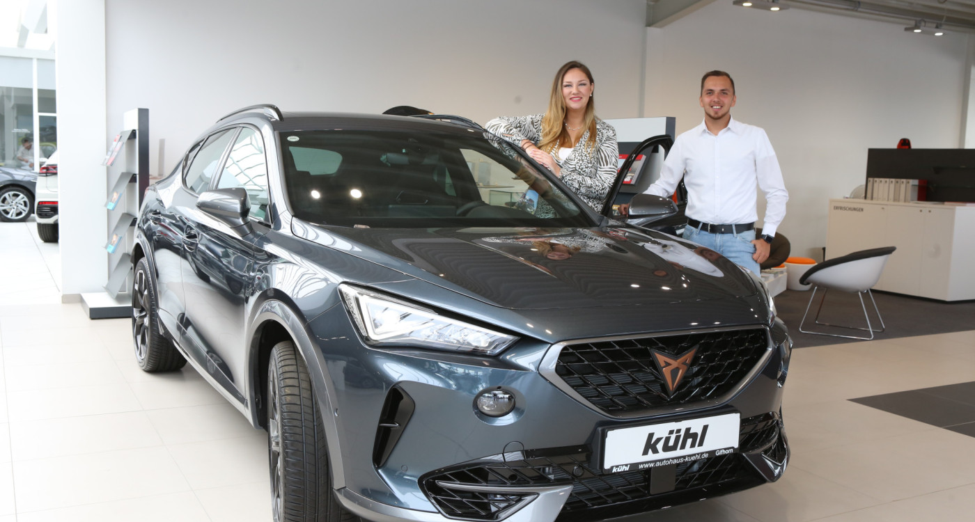 Cupra – jung, dynamisch und auf Erfolgskurs: Im Autohaus Kühl berät Linda Kiefer zum sportlichen SUV Cupra Formentor