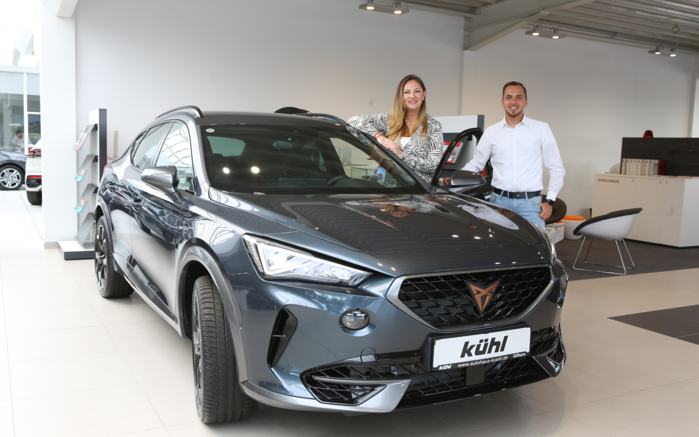 Cupra – jung, dynamisch und auf Erfolgskurs: Im Autohaus Kühl berät Linda Kiefer zum sportlichen SUV Cupra Formentor