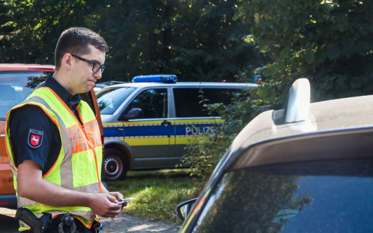 Da guckt ein Holztürblatt aus dem Auto - 67 Vergehen bei Polizei-Großkontrolle auf der B188