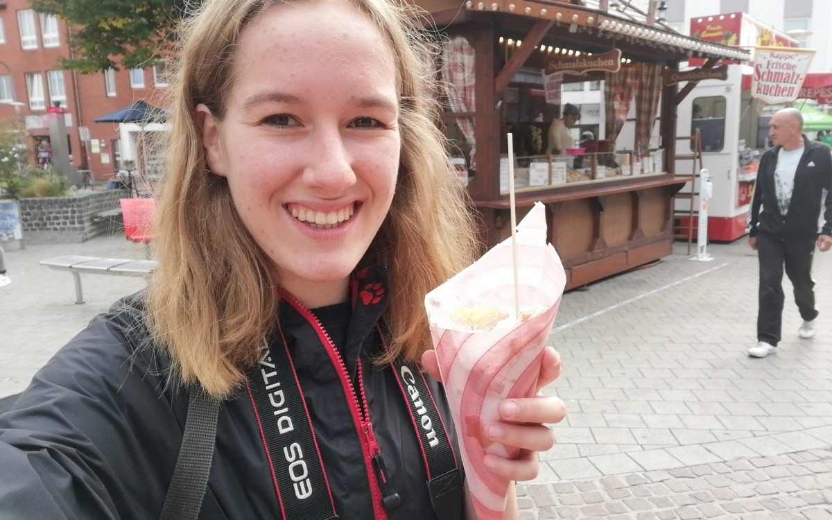 Da werden Kindheitserinnerungen voller Puderzucker wach - KURT-Mitarbeiterin Solveig Böhme testet die zuckersüßen Schausteller-Buden in Gifhorns Innenstadt