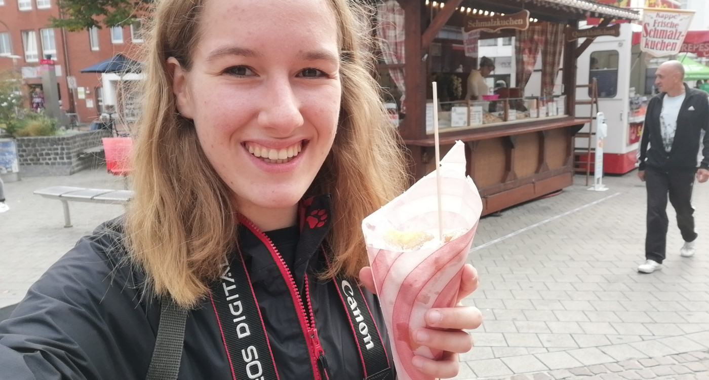 Da werden Kindheitserinnerungen voller Puderzucker wach - KURT-Mitarbeiterin Solveig Böhme testet die zuckersüßen Schausteller-Buden in Gifhorns Innenstadt