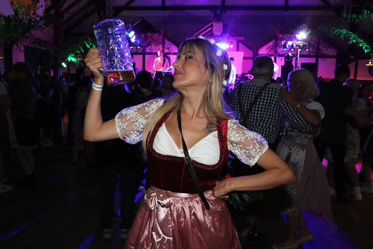 Damen im Dirndl und Mischen im Maß: KURT zeigt die schönsten Fotos von der Oktober-Gaudi in Wahrenholz