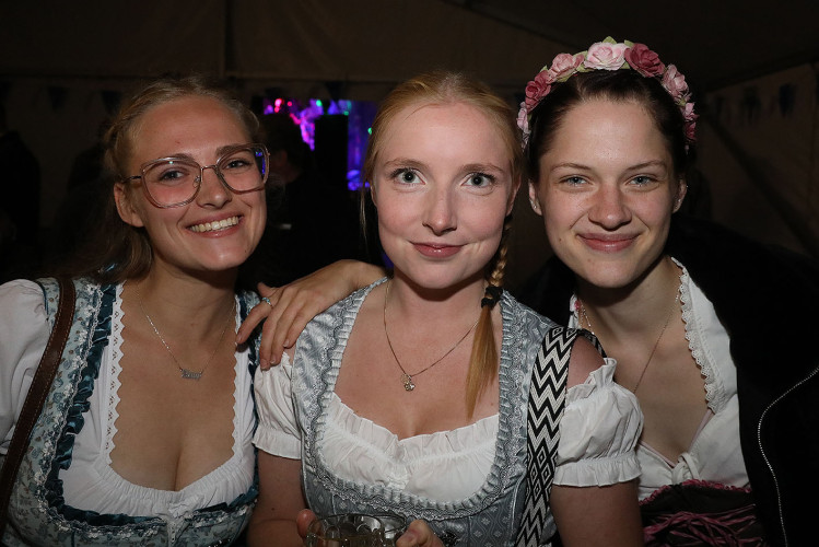 Damen im Dirndl und Mischen im Maß: KURT zeigt die schönsten Fotos von der Oktober-Gaudi in Wahrenholz