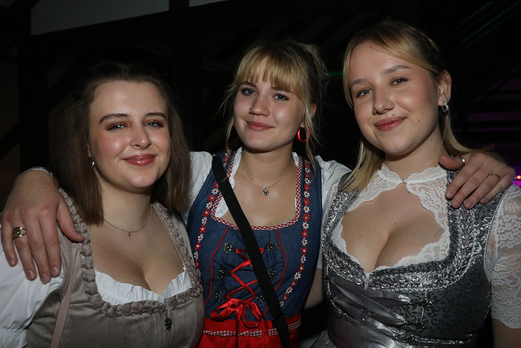 Damen im Dirndl und Mischen im Maß: KURT zeigt die schönsten Fotos von der Oktober-Gaudi in Wahrenholz