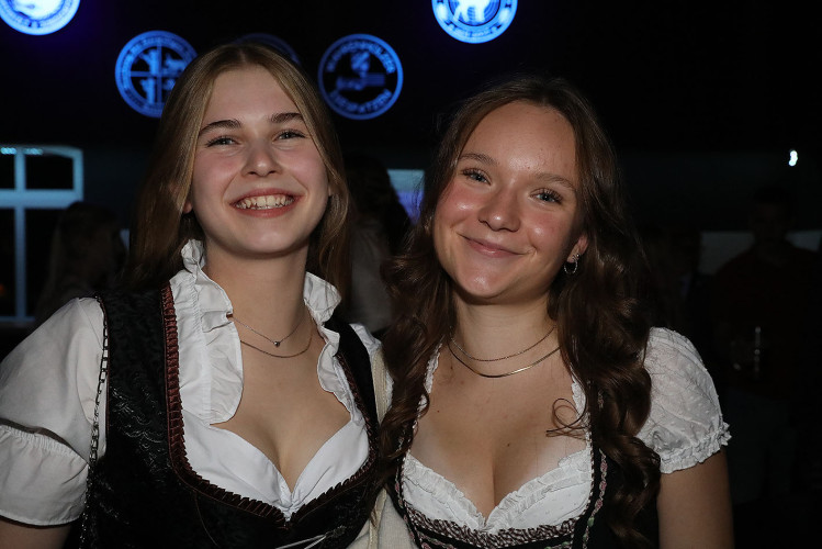 Damen im Dirndl und Mischen im Maß: KURT zeigt die schönsten Fotos von der Oktober-Gaudi in Wahrenholz