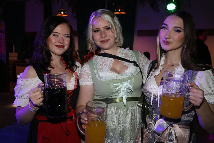 Damen im Dirndl und Mischen im Maß: KURT zeigt die schönsten Fotos von der Oktober-Gaudi in Wahrenholz