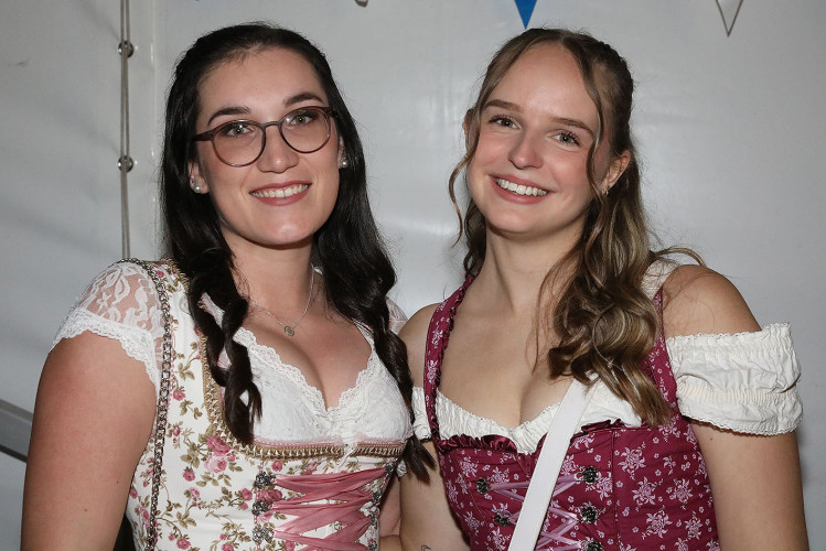 Damen im Dirndl und Mischen im Maß: KURT zeigt die schönsten Fotos von der Oktober-Gaudi in Wahrenholz