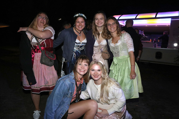 Damen im Dirndl und Mischen im Maß: KURT zeigt die schönsten Fotos von der Oktober-Gaudi in Wahrenholz