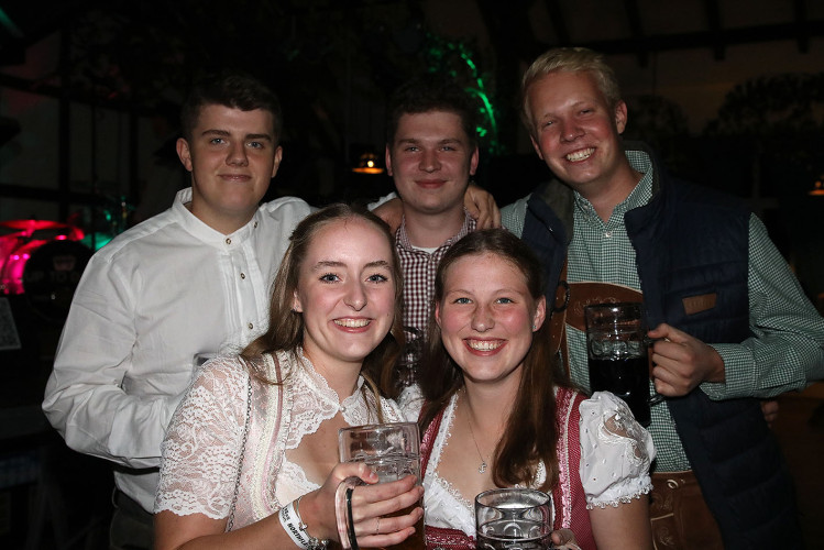 Damen im Dirndl und Mischen im Maß: KURT zeigt die schönsten Fotos von der Oktober-Gaudi in Wahrenholz