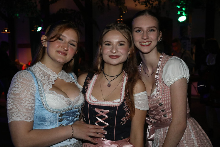 Damen im Dirndl und Mischen im Maß: KURT zeigt die schönsten Fotos von der Oktober-Gaudi in Wahrenholz