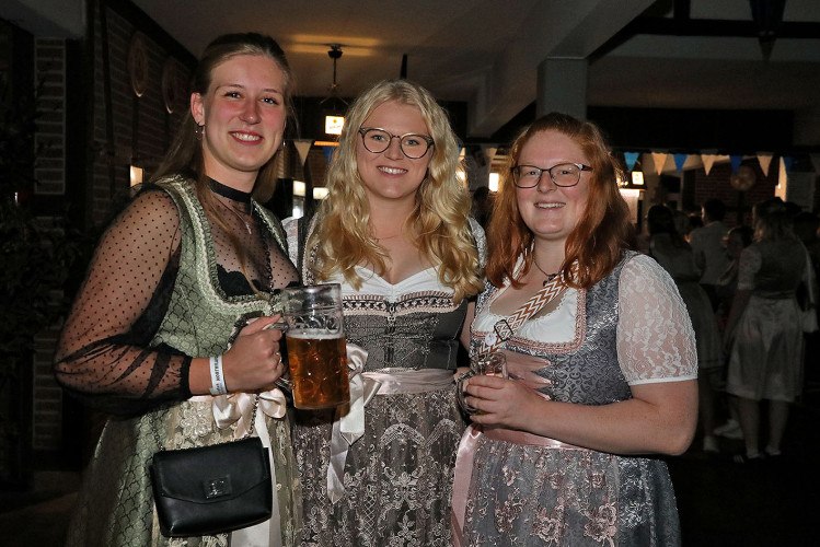 Damen im Dirndl und Mischen im Maß: KURT zeigt die schönsten Fotos von der Oktober-Gaudi in Wahrenholz