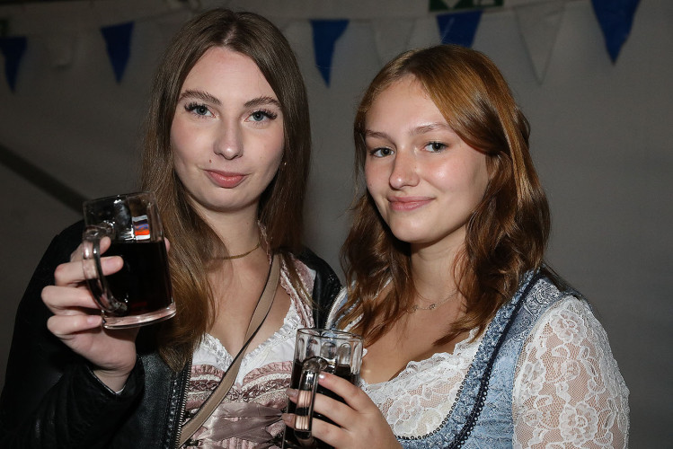 Damen im Dirndl und Mischen im Maß: KURT zeigt die schönsten Fotos von der Oktober-Gaudi in Wahrenholz