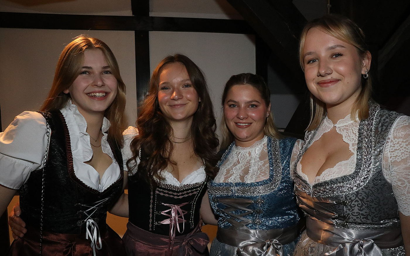 Damen im Dirndl und Mischen im Maß: KURT zeigt die schönsten Fotos von der Oktober-Gaudi in Wahrenholz