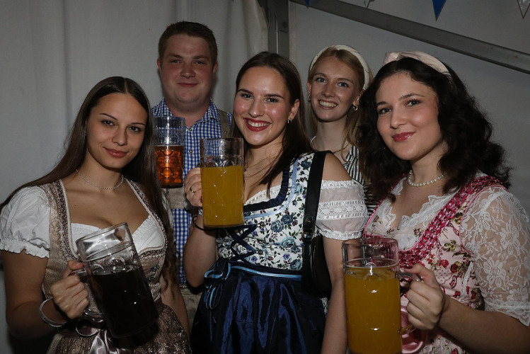 Damen im Dirndl und Mischen im Maß: KURT zeigt die schönsten Fotos von der Oktober-Gaudi in Wahrenholz