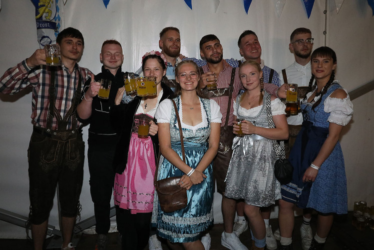 Damen im Dirndl und Mischen im Maß: KURT zeigt die schönsten Fotos von der Oktober-Gaudi in Wahrenholz