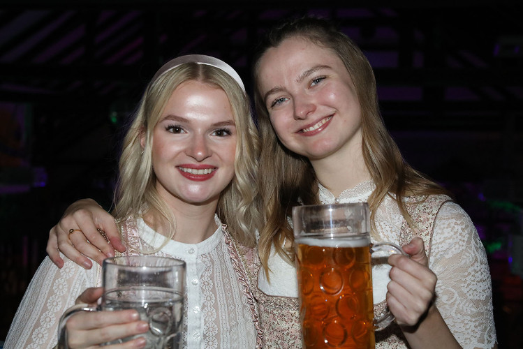 Damen im Dirndl und Mischen im Maß: KURT zeigt die schönsten Fotos von der Oktober-Gaudi in Wahrenholz