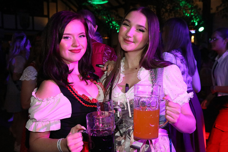 Damen im Dirndl und Mischen im Maß: KURT zeigt die schönsten Fotos von der Oktober-Gaudi in Wahrenholz