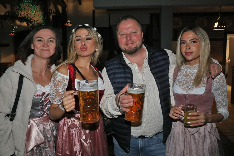 Damen im Dirndl und Mischen im Maß: KURT zeigt die schönsten Fotos von der Oktober-Gaudi in Wahrenholz