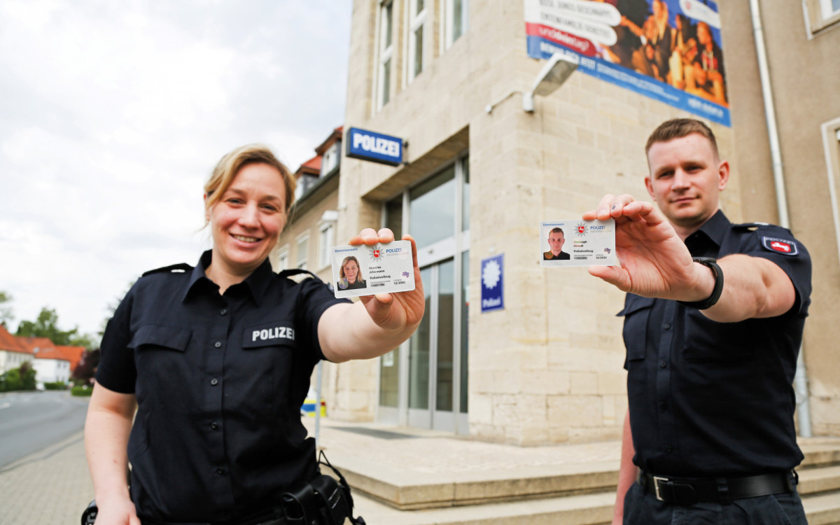 Darf ich mal Ihren Ausweis sehen? Ab sofort gilt auch bei Gifhorns Polizei der neue, fälschungssichere Dienstausweis