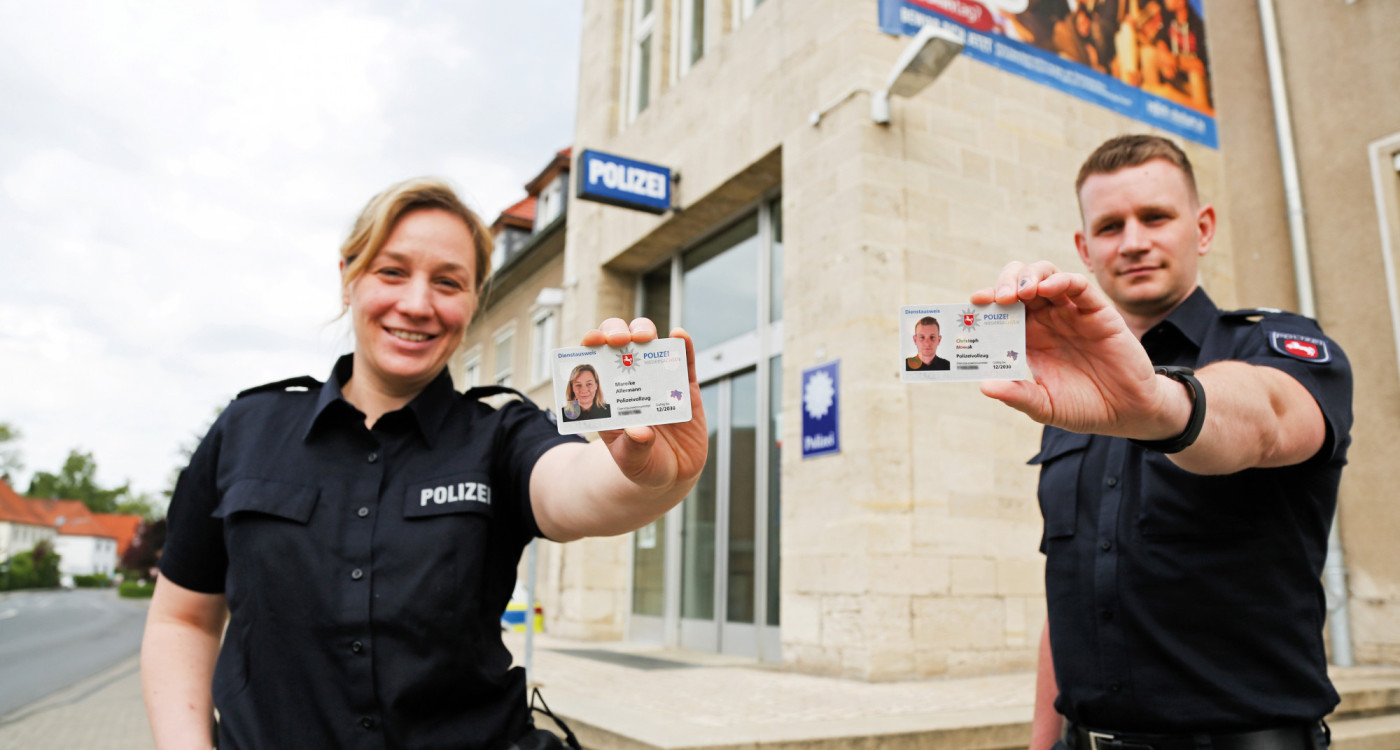 Darf ich mal Ihren Ausweis sehen? Ab sofort gilt auch bei Gifhorns Polizei der neue, fälschungssichere Dienstausweis