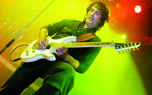 Das A in Alex steht für Alleskönner: Der Gifhorner Alex Garoufalidis macht alles vom neuen Solo-Album bis Karate