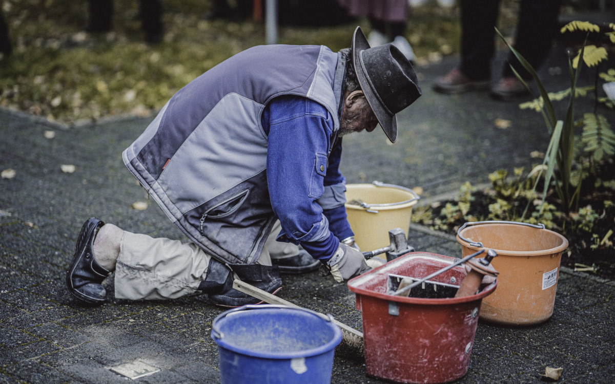 Das Erinnern ist auch Erlösung: Auf dem Gelände der Diakonie in Kästorf sind zehn Stolpersteine verlegt worden
