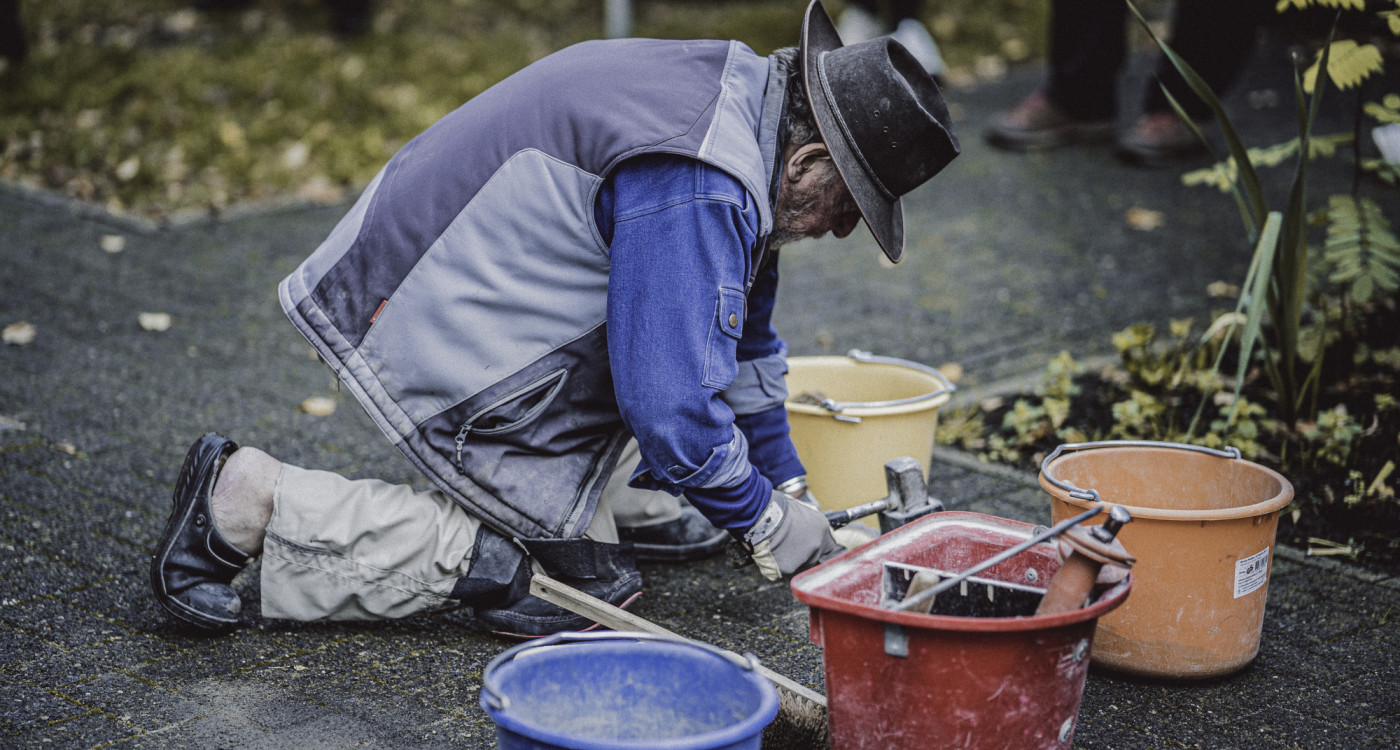 Das Erinnern ist auch Erlösung: Auf dem Gelände der Diakonie in Kästorf sind zehn Stolpersteine verlegt worden