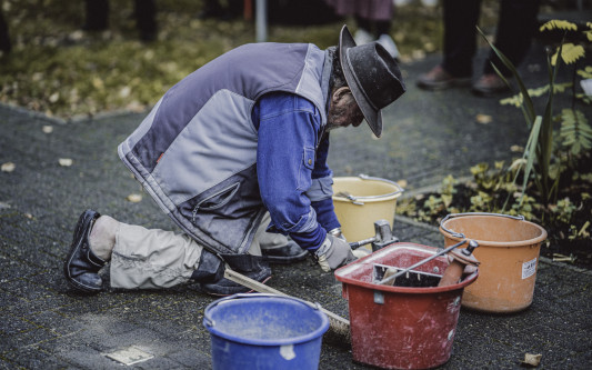 Das Erinnern ist auch Erlösung: Auf dem Gelände der Diakonie in Kästorf sind zehn Stolpersteine verlegt worden
