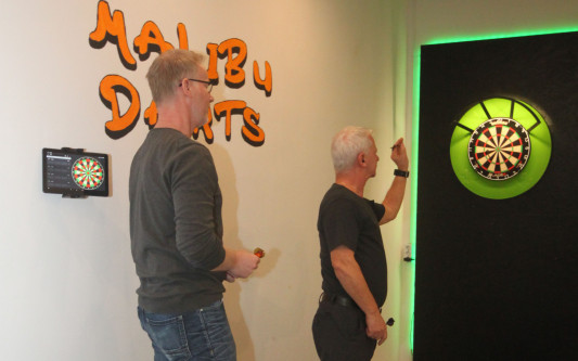 Das ist mehr als Pfeilewerfen: Das Malibu erweitert sein Angebot um Steel-Dart in einem separaten Raum