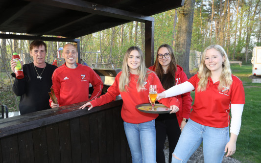 Das Schlimmste ist, wenn das Bier alle ist - Die ehrenamtlichen Zapfer und Griller vom SSV Kästorf sind Autodidakten