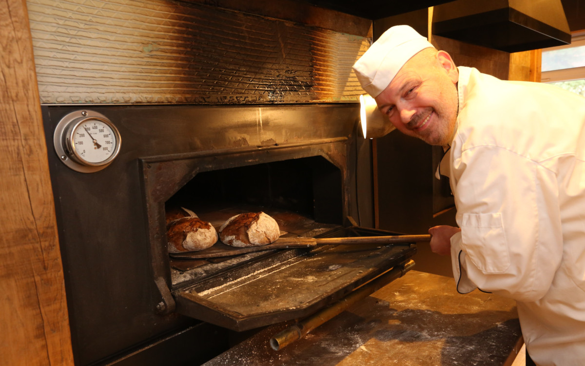 Das Unikat aus Ahnsen: Torsten Hacke, Bäckermeister der Bäckerei Hacke, löst Corona-Versprechen ein