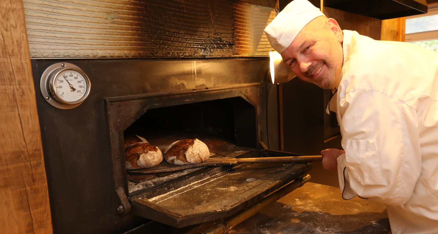 Das Unikat aus Ahnsen: Torsten Hacke, Bäckermeister der Bäckerei Hacke, löst Corona-Versprechen ein