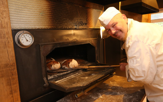 Das Unikat aus Ahnsen: Torsten Hacke, Bäckermeister der Bäckerei Hacke, löst Corona-Versprechen ein