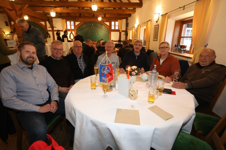 Das war der Maibaum-Stammtisch im Deutschen Haus: Zahlreiche Gifhorner Unternehmen und Verbände feiern gemeinsam das Frühjahr