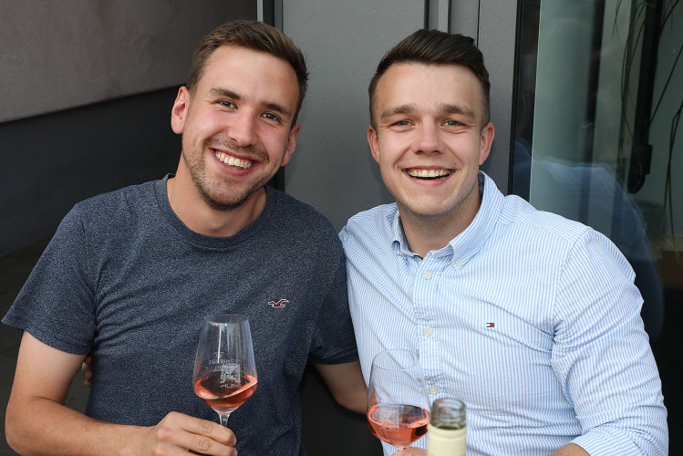 Das Weinfest läuft genauso wie das dazugehörige Getränk in die Gläser - Das sind die schönsten Bilder vom Weinfest