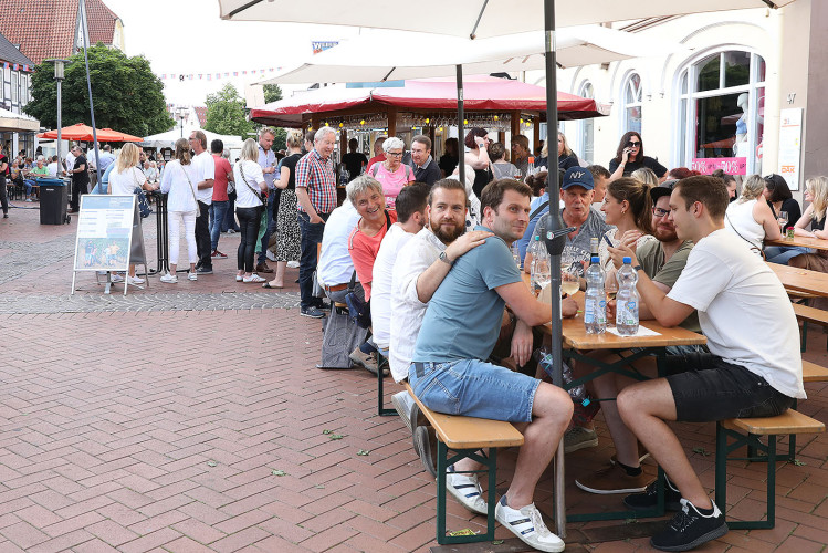 Das Weinfest läuft genauso wie das dazugehörige Getränk in die Gläser - Das sind die schönsten Bilder vom Weinfest