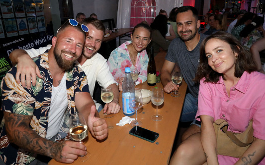 Das Weinfest läuft genauso wie das dazugehörige Getränk in die Gläser - Das sind die schönsten Bilder vom Weinfest