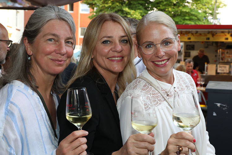 Das Weinfest läuft genauso wie das dazugehörige Getränk in die Gläser - Das sind die schönsten Bilder vom Weinfest