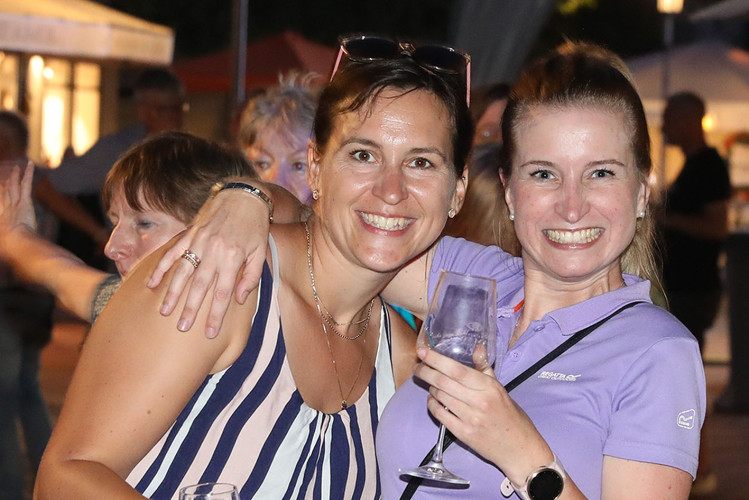Das Weinfest läuft genauso wie das dazugehörige Getränk in die Gläser - Das sind die schönsten Bilder vom Weinfest