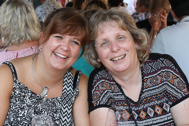 Das Weinfest läuft genauso wie das dazugehörige Getränk in die Gläser - Das sind die schönsten Bilder vom Weinfest
