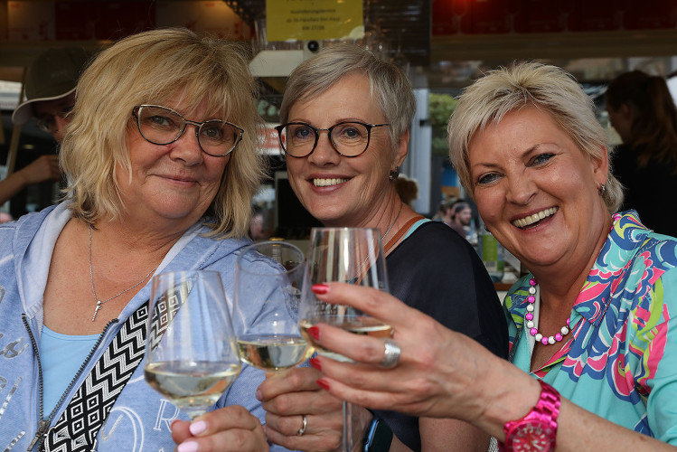 Das Weinfest läuft genauso wie das dazugehörige Getränk in die Gläser - Das sind die schönsten Bilder vom Weinfest