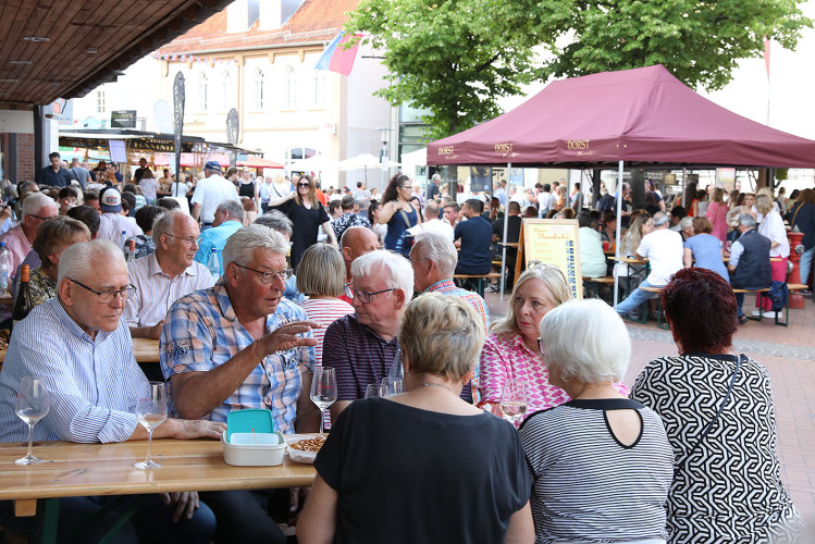 Das Weinfest läuft genauso wie das dazugehörige Getränk in die Gläser - Das sind die schönsten Bilder vom Weinfest