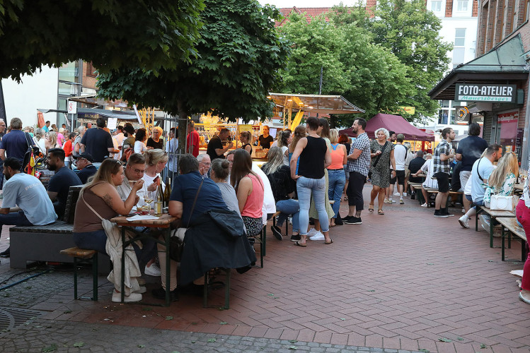 Das Weinfest läuft genauso wie das dazugehörige Getränk in die Gläser - Das sind die schönsten Bilder vom Weinfest