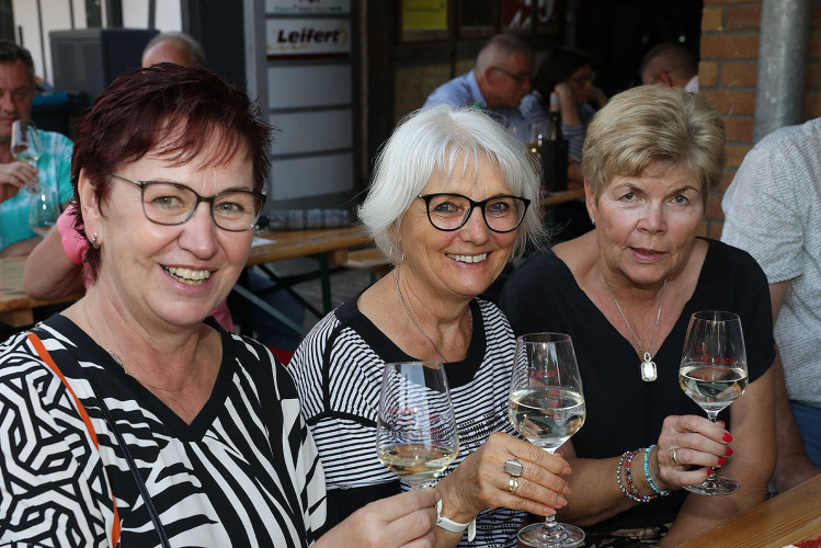 Das Weinfest läuft genauso wie das dazugehörige Getränk in die Gläser - Das sind die schönsten Bilder vom Weinfest