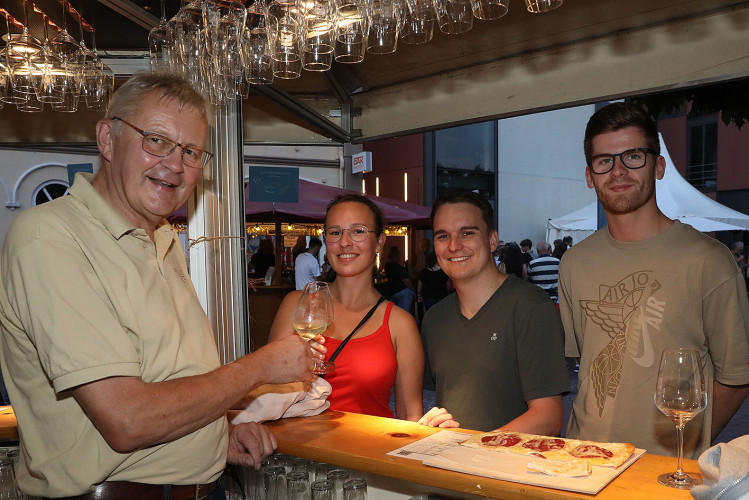 Das Weinfest läuft genauso wie das dazugehörige Getränk in die Gläser - Das sind die schönsten Bilder vom Weinfest
