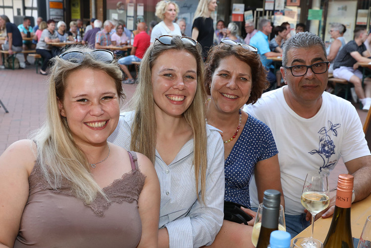 Das Weinfest läuft genauso wie das dazugehörige Getränk in die Gläser - Das sind die schönsten Bilder vom Weinfest