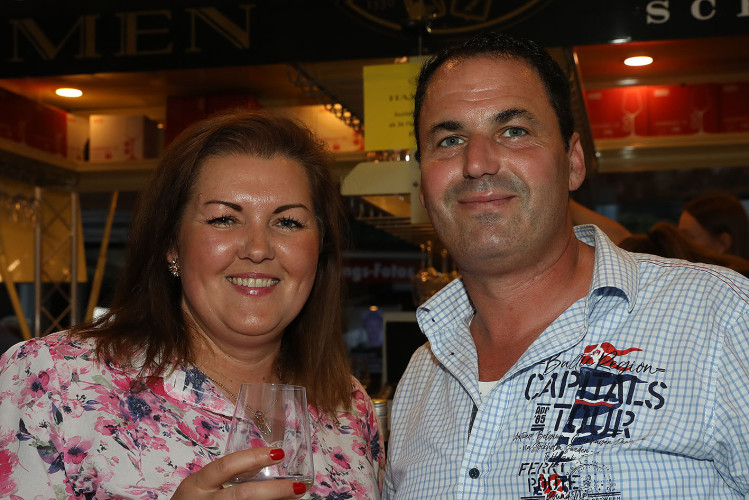 Das Weinfest läuft genauso wie das dazugehörige Getränk in die Gläser - Das sind die schönsten Bilder vom Weinfest