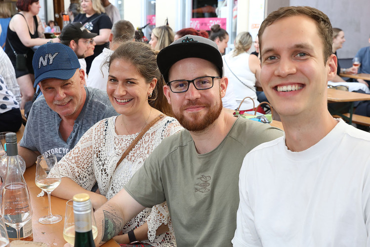 Das Weinfest läuft genauso wie das dazugehörige Getränk in die Gläser - Das sind die schönsten Bilder vom Weinfest